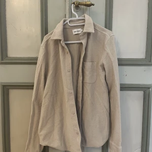 East West FROTTÉ SKJORTA  - Använd endast 1 gång.  Exakt som ny. Köpte den för 700kr 