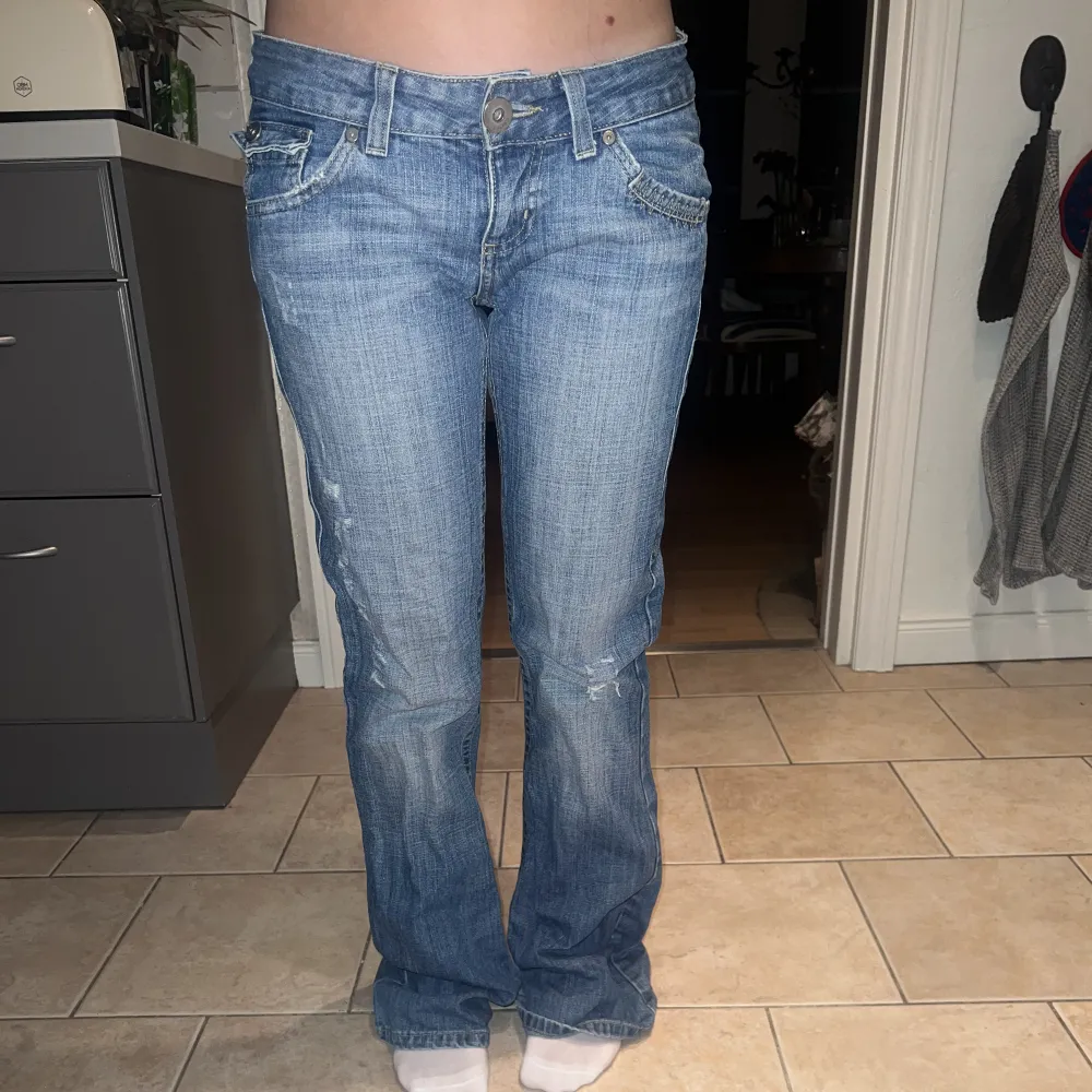 Säljer mina lågmidjade jeans som tyvärr inte passar mig💗Stoleken är 29/34 men är mycket mindre i verkligheten och passar mer som 27/34. Jeans & Byxor.