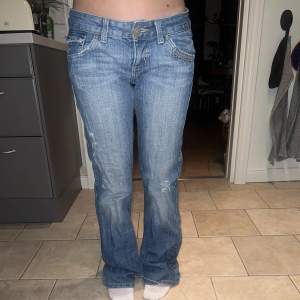 Säljer mina lågmidjade jeans som tyvärr inte passar mig💗Stoleken är 29/34 men är mycket mindre i verkligheten och passar mer som 27/34