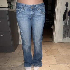 Lågmidjade jeans  - Säljer mina lågmidjade jeans som tyvärr inte passar mig💗Stoleken är 29/34 men är mycket mindre i verkligheten och passar mer som 27/34