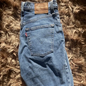 Levis ribcage straight ankle 26/30 - Levi’s Ribcage straight ankle. 99% bomull, 1% elastan. Mycket bra skick, Inget att anmärka på, använda ett fåtal gånger.  - storlek 26. Stretchiga så kn även bäras av storlek 27. Längden är runt 30.