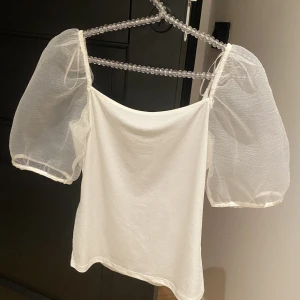 Blus - En jätte fin blus, använd Max 3 gånger och inga skador eller fel på den.