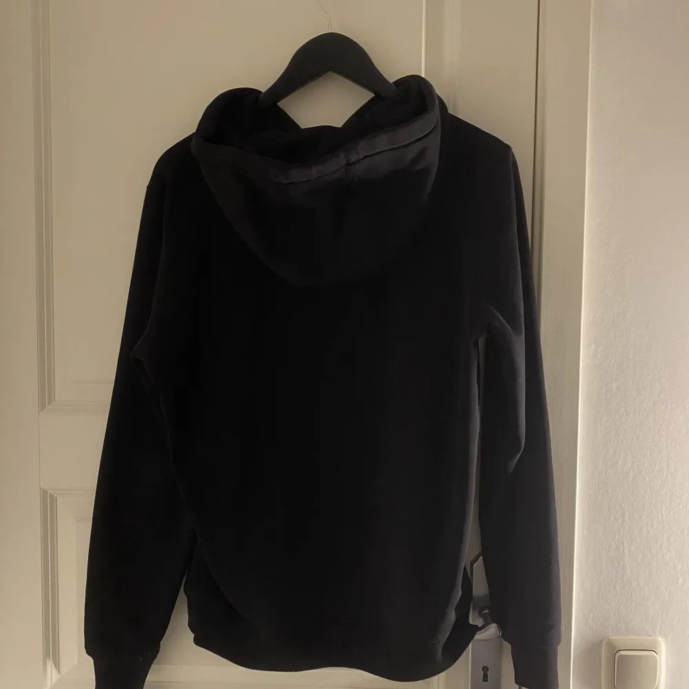 Super skön svart hoodie från Snipes, sparsamt använd och i bra skick. Killmodell men sitter lika bra på mig som tjej också om man gillar en mer oversized look😇. Hoodies.