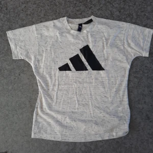 Adidas t-shirt stl M. - Oanvänd t-shirt stl M.