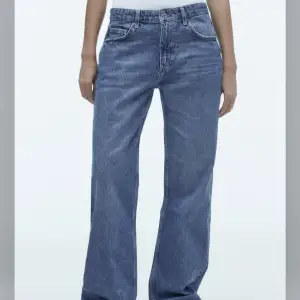 Ett par väldigt låga jeans från zara. Jeansen är ljusblåa. Har inte använts speciellt mycket. 