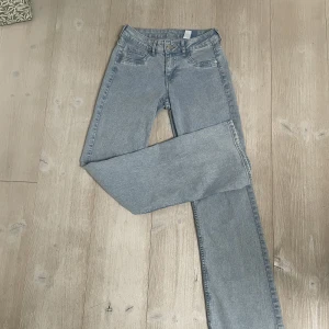 Jeans - Lågmidjade bootcut jeans från H&M i ett stretchigt och bekvämt material! 
