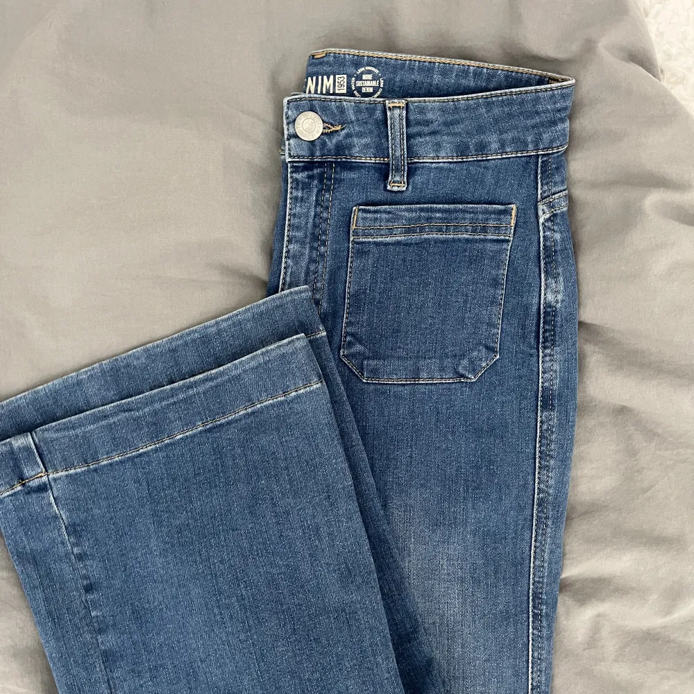 Skitsnygga blåa jeans med fickor där fram ifrån Kappahl. Köpta för 500kr men ALDRIG ANVÄNDA. Ganska raka i modellen💓storlek 36!!. Jeans & Byxor.