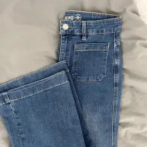 Skitsnygga blåa jeans med fickor där fram ifrån Kappahl. Köpta för 500kr men ALDRIG ANVÄNDA. Ganska raka i modellen💓storlek 36!!