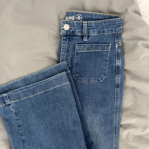 Blåa jeans  - Skitsnygga blåa jeans med fickor där fram ifrån Kappahl. Köpta för 500kr men ALDRIG ANVÄNDA. Ganska raka i modellen💓storlek 36!!