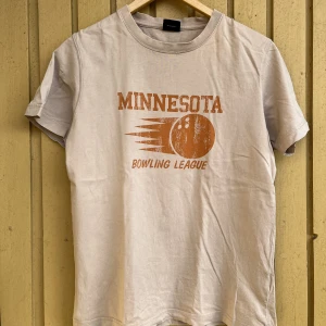 Graphic tee  - Graphic tee i god kvalitet och bra material, använd endast en gång. 