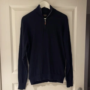 Halv zip karshmire - Säljer en half zip karshmire tröja från rosé & born.   Nypris 3495kr  Säljer för 995, bra skick utan skador. 