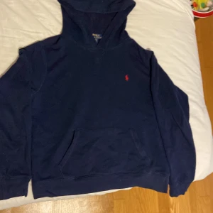 Ralph lauren hoodie - Knabbt använd ser ny ut. Kostar 1095 ny
