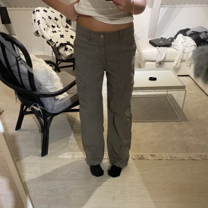 Cargo pants - Säljer dessa lågmidjade cargo pants i militärgrön från zara. Jag är 174 och dom är långa på mig!