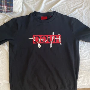 Hugo Sweatshirt - Hugo Sweatshirt, köpt för 3-4 månader sedan, använd 1 gång, köpt för 999kr, strl S, färg: svart röd silver, Unisex