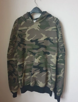 Snygg hoodie XL - En snygg hoodie i storlek XL. Sparsamt använd. Fint skick.