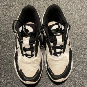 Nike air Max bolt  - Säljer mina air Max bolt, köpta för över 1000kr. Storlek:39 Använda men fortfarande ett bra skick. Mötas upp i Jönköping/ kan även posta. Priset kan diskuteras.