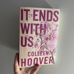 It ends with us - It ends with us av Colleen Hoover. Språk: Engelska. Mycket fint skick!