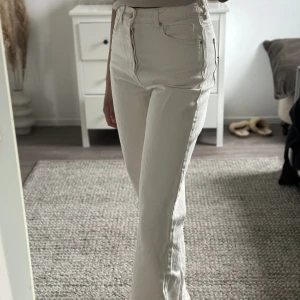 Offwihte rejäla jeans från Bikbok i gott skick🤍 - Ett par rejäla byxor med högmidja i offwhite 🤍 Håller formen bra! Inte mycket stretch så dem sitter verkligen som dom ska utan att tappa passformen!✨ knappt använda!🫶🏽 storlek 28! Jag är 167 cm lång och dom går långt ner!