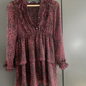 zara klänning  - Jättefin zara klänning som tyvärr inte kommer till användning.❤️❤️ 