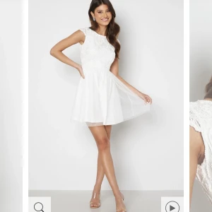 Vit klänning - Säljer vit klänning från Bubbelroom. HELT OANVÄND. Säljer pga Tänkt till studenten men ångrat mig💞 köpt för 699kr säljes för 449kr.  Storlek: 42 (Är som en M)