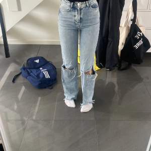 ett par snygga utsvängda jeans med hål i från bikbok andnöd 1-2 gånger 