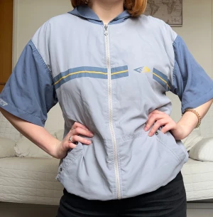 Kortärmad windbreaker  - Säljer denna coola kortärmade jacka med kapuschong i storlek M❤️