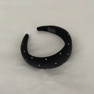 Handgjort diadem med diamanter - Svart vadderat diadem i sammet med små stenar. Säljs i nyskick! 4.5 cm brett❤️‍🔥