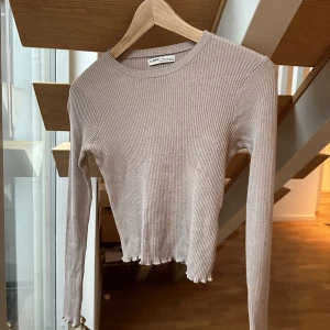 Stickad långärmad topp från Pull&Bear - Stickad beige långärmad topp från Pull&Bear i strl S, endast använd ett fåtal gånger