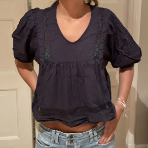 Söt blå blus - Superfin blus med puffärmar! Jättefin till utgång eller skolan!💙 Fint skick och storlek Cs