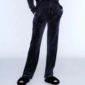 Marinblåa juicy byxor - Hjälper min lillasyster med att sälja dessa marinblåa juicy byxor. Ser helt nya ut eftersom de inte har används många gånger alls. Min lillasyster är 155cm lång så har såklart behöva sy upp dem men sitter perfekt för henne.