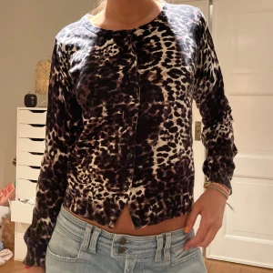 Leopard kofta - säljer denna jätte coola leopard kofta köpt i New York på en liten butik storlek M💘