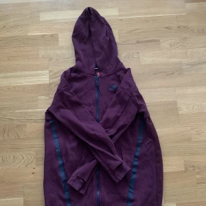 Nike kofta - Använd väldigt lite och ser helt ny ut.