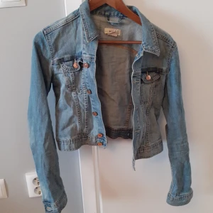 Jeansjacka - Ljus jeansjacka i bra skick 