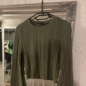 Mörkgrön tröja  - Aldrig använt 