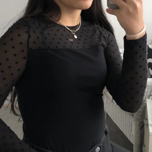 Långärmad tröja  - Snygg långärmad svart topp med prickiga mesh ärmar🥰 