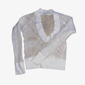 Stikad tröja med hål  - En 90 tal tröja med stickade hål i Perfekt att ha ett line under☀️💗