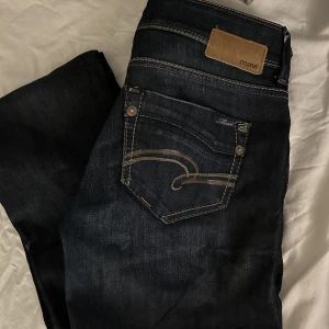 Lågmidjade jeans - Säljer nu mina fina mavi jeans  då dom tyvärr inte kommer till användning🌸. Dom är perfekta i midjan för mig som brukar ha xs/s, men dom är väldigt långa. Jag har bara vikt upp dom och det har sett ut som vanligt då🌸. Säljer för 350kr plus frakt/ buda🥰