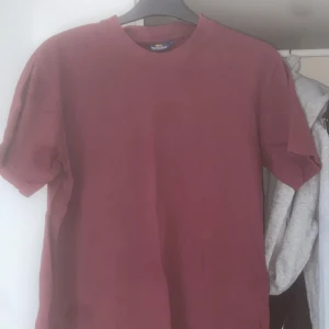 Säljer en t-shirt  - Hej rensar ur min garderob då jag knappt använder nånting därifrån 