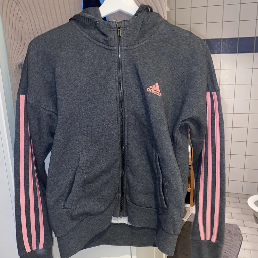 Adidas Hoodie knappt använd. Hoodies.