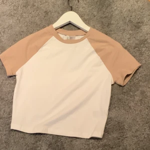 T-shirt - En superfin t-shirt från divided. Det står att den är i stolen m men skulle säga att den passar mig som vanligtvis har xxs/xs