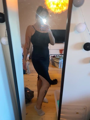 Svart klänning - Svart klänning i bomull med slits. Funkar både för en xs/s och en m