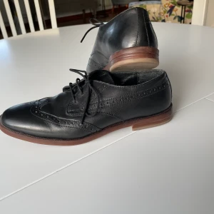 Friboo skor-Finskor  - Använda endast en gång. Söker ny ägare då det är bra kvalite och sköna skor. 