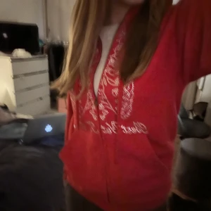 Best yet to come - Säljer denna zip hoodie då den tyvärr inte kommer till användning, sparsamt använd🫶🏼💕 hör av er vid intresse eller fler bilder 