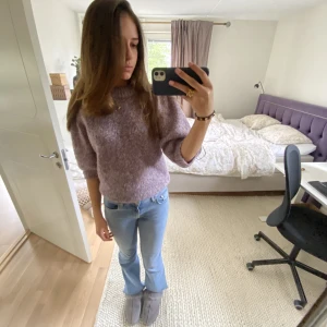 Trekvartsärmad stickad tröja - Sjukt gosig Trekvartsärmad stickad tröja med en jättefin lila färg. Från Saint tropez. Nästan aldrig använd, typ ny. 