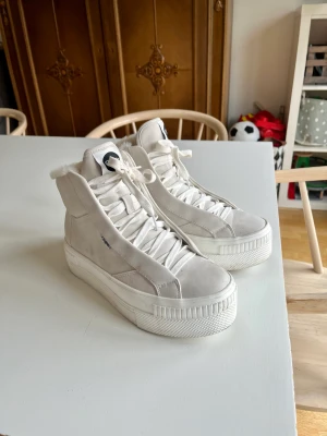 Buffalo fodrade sneakers strl 39 - Endast använda en gång, alltså i mkt fint skick. 