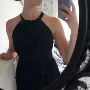 Blå Balklänning - Köpt begagnad men aldrig använt. Passar strl 38/M eftersom det är resår på ryggen i midjan. 