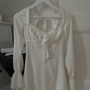 Vit klänning Tiger Mist - Orchard dress från Tiger mist 💗 Endast använd en gång! Perfekt studentklänning! Nypris 1000kr Pytteliten fläck på framsidan som ej syns (skickar bild vid intresse)