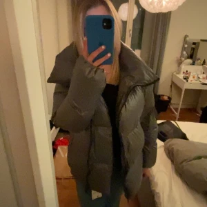 Massimo dutti jacka - Säljer min fina massimo dutti jacka i nyskick då den ej används, köparen står för frakt 💗