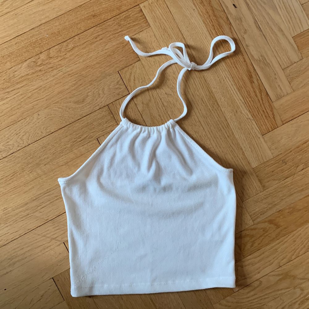 Perfekt sommarlinne från Bikbok. Använd ca 3 gånger och är i väldigt bra skick. Supersnygg låg rygg, man kan knyta bandet runt halsen precis som man vill. Möts gärna upp i Malmö eller så står köparen för frakten:). Toppar.