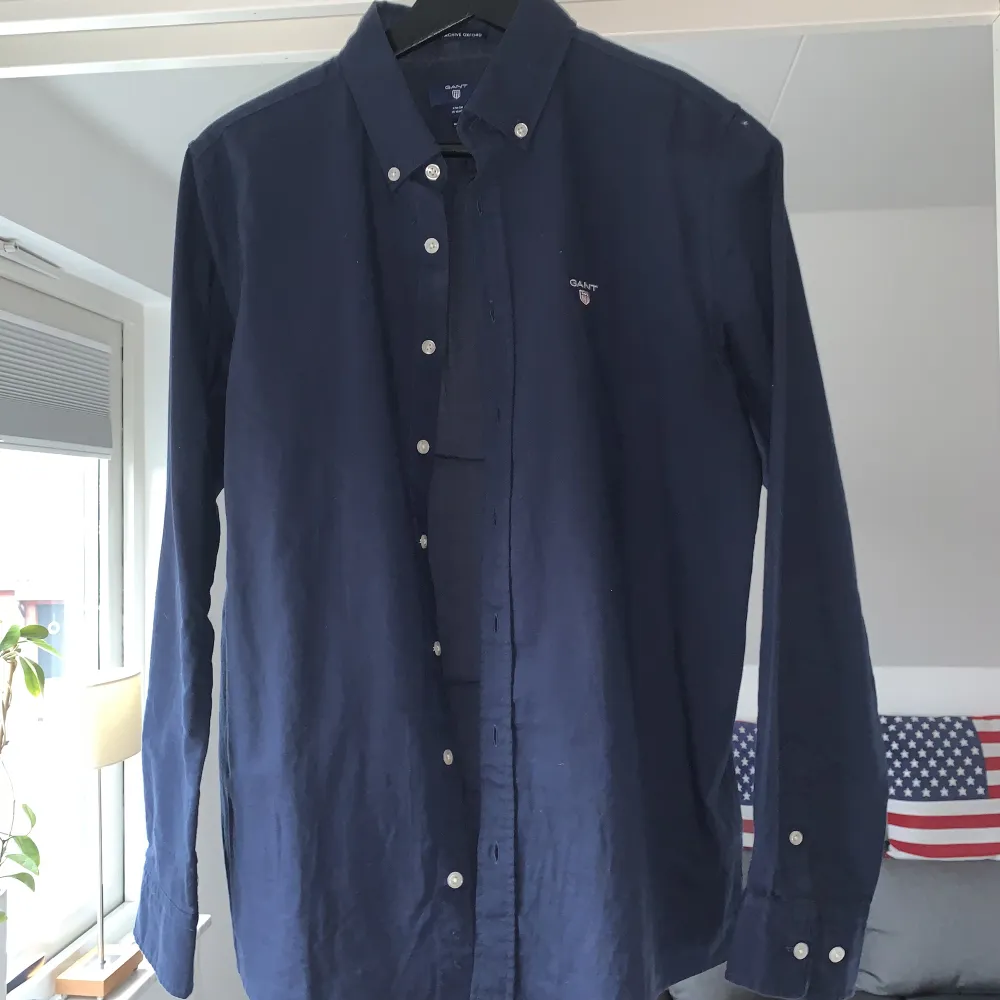 Marinblå Gant skjorta som knappt är använd, skicket är 10/10! Storleken är 170 och sitter som XS. Nypris: 650kr. Skjortor.